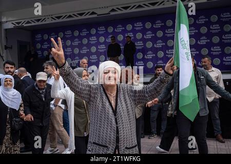 Ankara, Turquie. 15 octobre 2023. Une femme a vu des gestes tout en tenant un drapeau de l'événement. Le Parti de la gauche verte a tenu son 4e Grand Congrès à Ankara Ataturk Sports Hall. Des milliers de personnes ont assisté au congrès, il a été décidé que le nouveau nom du parti serait le Parti de l'égalité et de la démocratie du peuple (HEDEP). Les coprésidents du parti étaient Tulay Hatimogulari et Tuncer Bakirhan. Crédit : SOPA Images Limited/Alamy Live News Banque D'Images