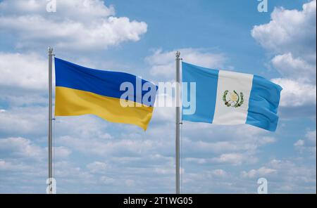 Drapeaux du Guatemala et de l'Ukraine agitant ensemble sur un ciel nuageux bleu, concept de relation entre deux pays Banque D'Images