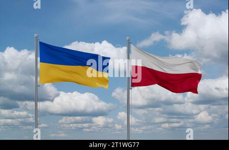 Drapeaux de la Pologne et de l'Ukraine agitant ensemble dans le vent sur ciel nuageux bleu, concept de relation de deux pays Banque D'Images