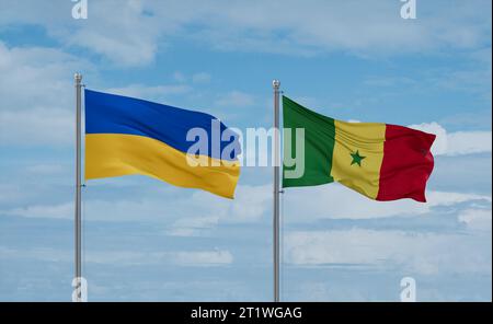 Drapeaux de la République du Sénégal et de l'Ukraine agitant ensemble dans le vent sur un ciel nuageux bleu, concept de relation entre deux pays Banque D'Images