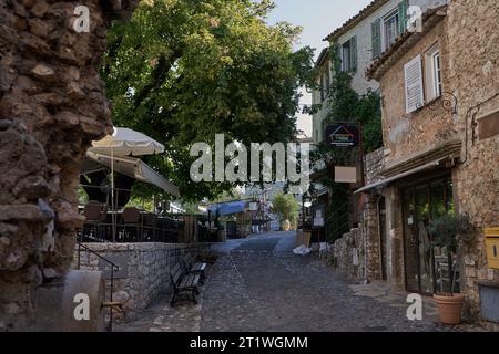 Saint-Paul de Vence, France - 11 août 2023 - boutiques et galeries d'art bordent les rues étroites du village médiéval perché de St Paul de Vence Banque D'Images