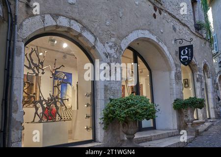 Saint-Paul de Vence, France - 11 août 2023 - boutiques et galeries d'art bordent les rues étroites du village médiéval perché de St Paul de Vence Banque D'Images