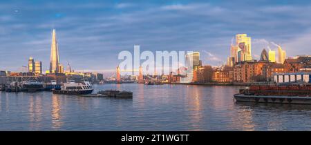 Londres, Grande-Bretagne, Royaume-Uni - 1 décembre 2022 : vue panoramique des monuments britanniques les plus importants sur la rive sud de la Tamise sur une journée Banque D'Images