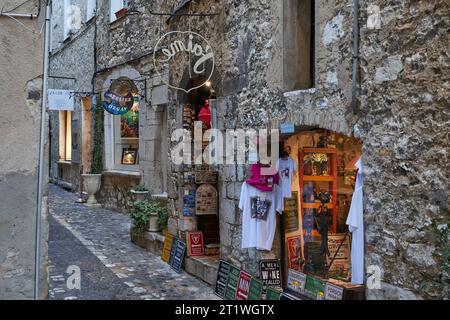 Saint-Paul de Vence, France - 11 août 2023 - boutiques et galeries d'art bordent les rues étroites du village médiéval perché de St Paul de Vence Banque D'Images