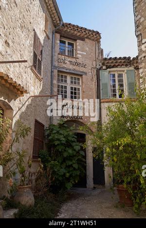 Saint-Paul de Vence, France - 11 août 2023 - boutiques et galeries d'art bordent les rues étroites du village médiéval perché de St Paul de Vence Banque D'Images