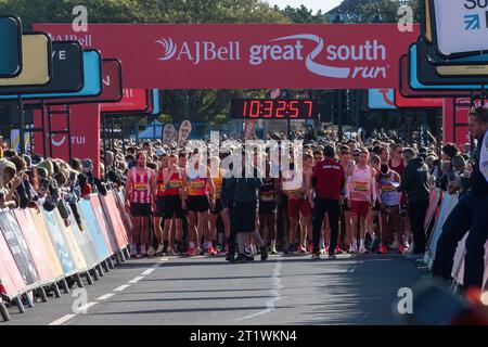 Great South Run, 15 octobre 2023, Portsmouth, Hampshire, Angleterre, ROYAUME-UNI. Des milliers de concurrents ont couru dans le 10 Mile Great South Run qui a commencé et s'est terminé à Southsea, Portsmouth. En plus des coureurs d'élite, beaucoup d'autres personnes ont participé à la course pour la charité ou pour leurs clubs. Les hommes d'élite à la ligne de départ. Banque D'Images