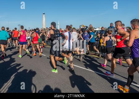 Great South Run, 15 octobre 2023, Portsmouth, Hampshire, Angleterre, ROYAUME-UNI. Des milliers de concurrents ont couru dans le 10 Mile Great South Run qui a commencé et s'est terminé à Southsea, Portsmouth. En plus des coureurs d'élite, beaucoup d'autres personnes ont participé à la course pour la charité ou pour leurs clubs. Banque D'Images