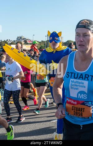 Great South Run, 15 octobre 2023, Portsmouth, Hampshire, Angleterre, ROYAUME-UNI. Des milliers de concurrents ont couru dans le 10 Mile Great South Run qui a commencé et s'est terminé à Southsea, Portsmouth. En plus des coureurs d'élite, beaucoup d'autres personnes ont participé à la course pour la charité ou pour leurs clubs. Banque D'Images