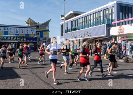 Great South Run, 15 octobre 2023, Portsmouth, Hampshire, Angleterre, ROYAUME-UNI. Des milliers de concurrents ont couru dans le 10 Mile Great South Run qui a commencé et s'est terminé à Southsea, Portsmouth. En plus des coureurs d'élite, beaucoup d'autres personnes ont participé à la course pour la charité ou pour leurs clubs. Banque D'Images