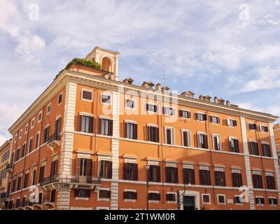 Façade de bâtiment avec vue sur la ville, Rome, Italie Banque D'Images