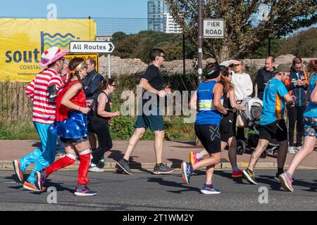 Great South Run, 15 octobre 2023, Portsmouth, Hampshire, Angleterre, ROYAUME-UNI. Des milliers de concurrents ont couru dans le 10 Mile Great South Run qui a commencé et s'est terminé à Southsea, Portsmouth. En plus des coureurs d'élite, beaucoup d'autres personnes ont participé à la course pour la charité ou pour leurs clubs. Banque D'Images