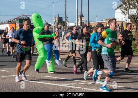 Great South Run, 15 octobre 2023, Portsmouth, Hampshire, Angleterre, ROYAUME-UNI. Des milliers de concurrents ont couru dans le 10 Mile Great South Run qui a commencé et s'est terminé à Southsea, Portsmouth. En plus des coureurs d'élite, beaucoup d'autres personnes ont participé à la course pour la charité ou pour leurs clubs. Banque D'Images