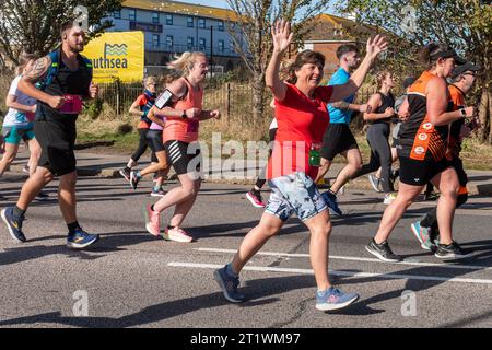 Great South Run, 15 octobre 2023, Portsmouth, Hampshire, Angleterre, ROYAUME-UNI. Des milliers de concurrents ont couru dans le 10 Mile Great South Run qui a commencé et s'est terminé à Southsea, Portsmouth. En plus des coureurs d'élite, beaucoup d'autres personnes ont participé à la course pour la charité ou pour leurs clubs. Banque D'Images