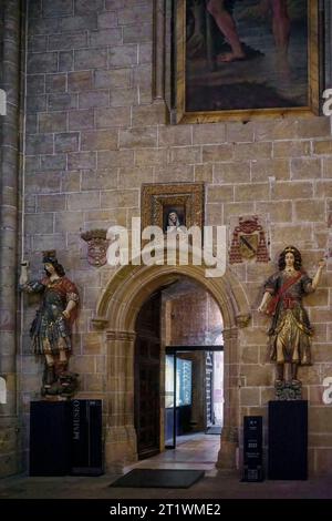 entrée au cloître par la porte de San Valero dans la cathédrale de Santa Maria de la Mayor dans la ville de Sigüenza, Guadalajara, Espagne. Banque D'Images