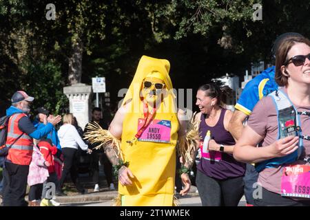 Great South Run, 15 octobre 2023, Portsmouth, Hampshire, Angleterre, ROYAUME-UNI. Des milliers de concurrents ont couru dans le 10 Mile Great South Run qui a commencé et s'est terminé à Southsea, Portsmouth. En plus des coureurs d'élite, beaucoup d'autres personnes ont participé à la course pour la charité ou pour leurs clubs. Banque D'Images