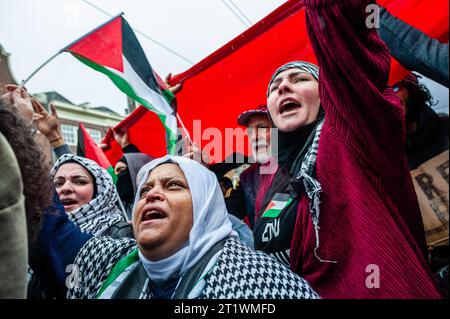 Amsterdam, pays-Bas. 15 octobre 2023. Les manifestants chantent des slogans contre Israël lors d'une manifestation de solidarité avec la Palestine. La communauté palestinienne aux pays-Bas a organisé une marche dans le centre de la ville pour condamner le gouvernement israélien et exprimer sa solidarité avec le peuple palestinien. (Photo Ana Fernandez/SOPA Images/Sipa USA) crédit : SIPA USA/Alamy Live News Banque D'Images