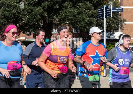 Great South Run, 15 octobre 2023, Portsmouth, Hampshire, Angleterre, ROYAUME-UNI. Des milliers de concurrents ont couru dans le 10 Mile Great South Run qui a commencé et s'est terminé à Southsea, Portsmouth. En plus des coureurs d'élite, beaucoup d'autres personnes ont participé à la course pour la charité ou pour leurs clubs. Banque D'Images