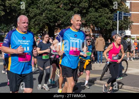 Great South Run, 15 octobre 2023, Portsmouth, Hampshire, Angleterre, ROYAUME-UNI. Des milliers de concurrents ont couru dans le 10 Mile Great South Run qui a commencé et s'est terminé à Southsea, Portsmouth. En plus des coureurs d'élite, beaucoup d'autres personnes ont participé à la course pour la charité ou pour leurs clubs. Banque D'Images