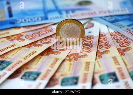 Roubles russes, monnaie de pièce et monnaie papier. Concept d'économie de la Russie, taux de change Banque D'Images