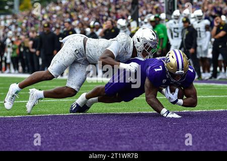 14 octobre 2023 : Dillon Johnson (7 ans), le rentrant des Huskies de Washington, entre dans la zone finale lors du match de football de la NCAA entre les Ducks de l'Oregon et les Huskies de Washington au Husky Stadium de Seattle, WA. Johnson se précipita pour 100 yards et ce TD mena les rushers Husky, alors que Washington battit l'Oregon 36-33. Steve Faber/CSM Banque D'Images