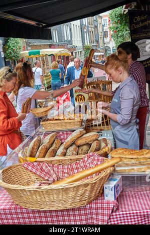 Vente de baguettes dans la rue de Honfleur, Normandie, France Banque D'Images