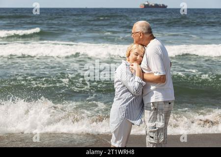 Un couple de gentils vieux. L'homme tient les mains de la femme. elle pose sa tête sur sa poitrine. Banque D'Images