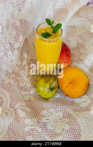 Garnir verre plein de jus à base de mongos mûrs et Sapote blanche Banque D'Images