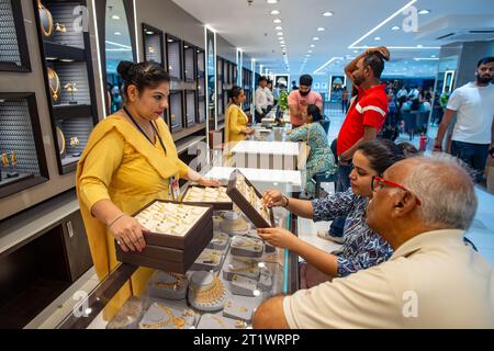 New Delhi, Inde. 15 octobre 2023. Les clients achètent des bijoux à la nouvelle salle d'exposition Kalyan Jewelers à Karol Bagh, New Delhi. Kalyan Jewelers est une chaîne indienne de showrooms de bijoux. Il a été fondé par T. S. Kalyanaraman en 1993. Crédit : SOPA Images Limited/Alamy Live News Banque D'Images