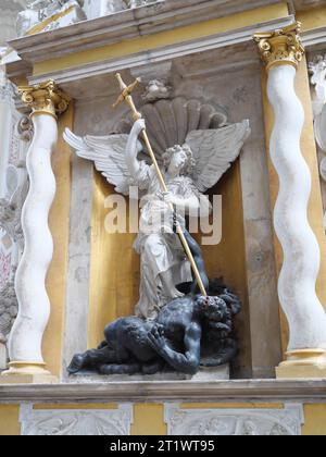 Statue de St. Michel comme archange poussant le diable sur terre dans l'église abbatiale baroque Schöntal Banque D'Images