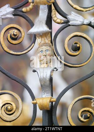 Tête miniature dans une grille baroque en fer forgé dans le monastère de Schöntal Banque D'Images