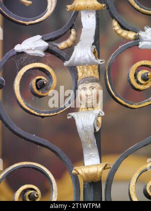 Tête miniature dans une grille baroque en fer forgé dans le monastère de Schöntal Banque D'Images