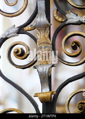 Tête miniature dans une grille baroque en fer forgé dans le monastère de Schöntal Banque D'Images