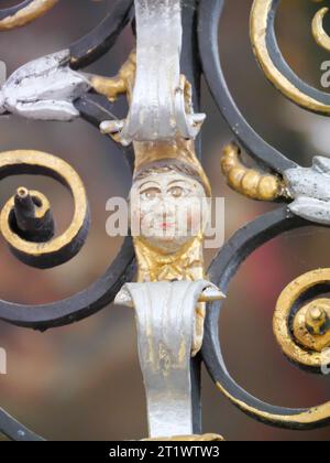 Tête miniature dans une grille baroque en fer forgé dans le monastère de Schöntal Banque D'Images