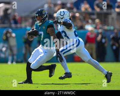 Jacksonville, Floride, États-Unis. 15 octobre 2023. Evan Engram (17) est attaqué par le cornerback des Colts d'Indianapolis Kenny Moore II (23) lors d'un match à Jacksonville, FL. Romeo T Guzman/CSM/Alamy Live News Banque D'Images