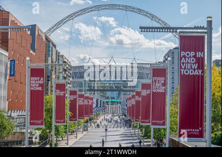 WEMBLEY, ANGLETERRE, 25 SEPTEMBRE 2023 : vue du stade de Wembley regardant vers le bas de la voie olympique Banque D'Images