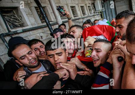 Naplouse, Palestine. 15 octobre 2023. (NOTE DE LA RÉDACTION : l'image représente la mort)des Palestiniens en deuil portent le corps d'Akram Dweikat, 17 ans, tué dans des affrontements avec les forces israéliennes dans la ville de Naplouse en Cisjordanie. (Photo de Nasser Ishtayeh/SOPA Images/Sipa USA) crédit : SIPA USA/Alamy Live News Banque D'Images