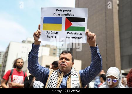 Sao Paulo, Brésil. 15 octobre 2023. Rassemblement en soutien au peuple palestinien, sur l’Avenida Paulista, région centrale de São Paulo, ce dimanche 15 octobre 2023. Crédit : Brazil photo Press/Alamy Live News Banque D'Images