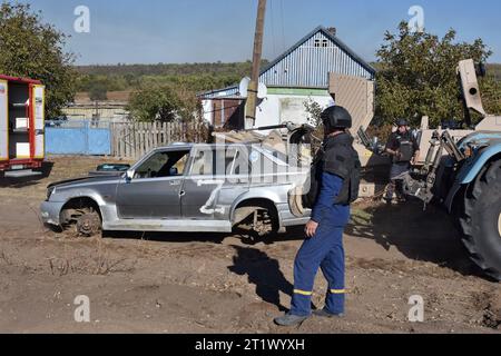 Les sapeurs ukrainiens regardent la voiture endommagée avec la lettre “Z” (symbole de la guerre de la Russie en Ukraine) lors de l’opération de déminage à Velyka Oleksandrivka. En mars 2022, Velyka Oleksandrivka est occupée par les forces russes. Le 4 octobre 2022, les autorités ukrainiennes ont repris le contrôle de la colonie pendant la contre-offensive sud. Kyiv nord, Sumy, Tchernihiv, Mykolaïv sud, Zaporizhzhia, Kherson et les régions orientales de Kharkiv, Louhansk et Donetsk sont les plus minées, selon le Service d'urgence de l'Ukraine. Il faut au moins dix ans pour nettoyer ces zones. Banque D'Images