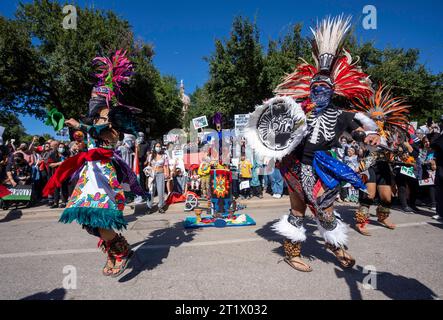 Austin, Texas, États-Unis. 15 octobre 2023. Les danseurs aztèques de Danza Ollinyollotl, un groupe indigène de l'Université du Texas, se produisent devant le Capitole du Texas. ©Bob Daemmrich Banque D'Images