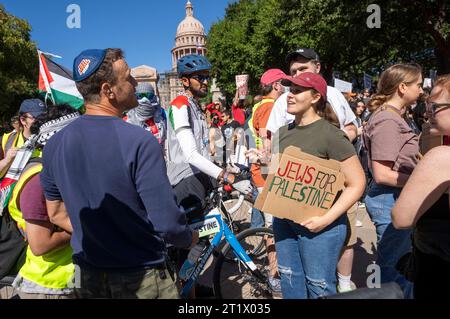 Austin, Texas, États-Unis. 15 octobre 2023. Un partisan israélien (à gauche) et une femme juive soutenant la Palestine argumentent alors que 250 personnes se rassemblent lors d’une marche pro-palestinienne vers le Capitole du Texas. Le Département de la sécurité publique du Texas (DPS) a gardé un œil attentif sur l’événement tout en essayant de séparer quelques partisans israéliens des marcheurs pro-palestiniens lors de l’événement essentiellement pacifique. ©Bob Daemmrich Banque D'Images