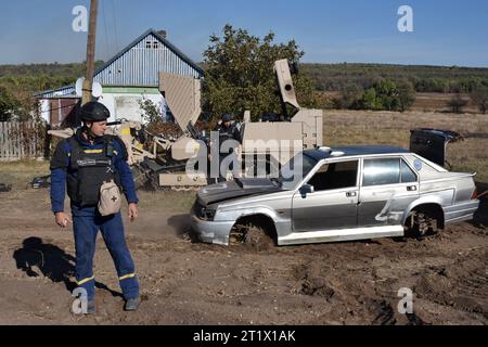Velyka Oleksandrivka, Ukraine. 12 octobre 2023. Les sapeurs ukrainiens regardent la voiture endommagée avec la lettre 'Z' (symbole de la guerre de la Russie en Ukraine) lors de l'opération de déminage à Velyka Oleksandrivka. En mars 2022, Velyka Oleksandrivka est occupée par les forces russes. Le 4 octobre 2022, les autorités ukrainiennes ont repris le contrôle de la colonie pendant la contre-offensive sud. Kyiv nord, Sumy, Tchernihiv, Mykolaïv sud, Zaporizhzhia, Kherson et les régions orientales de Kharkiv, Louhansk et Donetsk sont les plus minées, selon le Service d'urgence de l'Ukraine. Il faut Banque D'Images