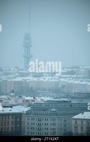 Paysage en hiver à Prague, République tchèque avec la tour de télévision Zizkov. Banque D'Images