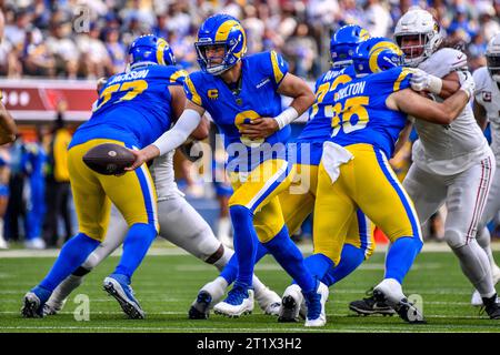 Inglewood, Californie. 15 octobre 2023. Le quarterback des Rams de Los Angeles Matthew Stafford #9 en action au deuxième quart-temps lors du match de football de la NFL contre les Cardinals de l'Arizona.crédit photo obligatoire : Louis Lopez/Cal Sport Media/Alamy Live News Banque D'Images