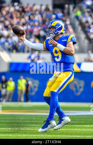 Inglewood, Californie. 15 octobre 2023. Le quarterback des Rams de Los Angeles Matthew Stafford #9 en action au premier quart-temps lors du match de football de la NFL contre les Cardinals de l'Arizona.crédit photo obligatoire : Louis Lopez/Cal Sport Media/Alamy Live News Banque D'Images