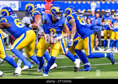 Inglewood, Californie. 15 octobre 2023. Le quarterback des Rams de Los Angeles Matthew Stafford #9 en action au premier quart-temps lors du match de football de la NFL contre les Cardinals de l'Arizona.crédit photo obligatoire : Louis Lopez/Cal Sport Media/Alamy Live News Banque D'Images