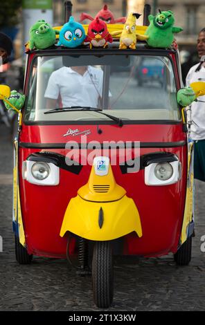 Avenue Ribeira das Naus, Lisbonne, Portugal. Tuk-Tuk en plein air décoré avec des «Angry Birds» se trouve sur l'avenue qui longe le fleuve Tage. Les petits véhicules ouverts à trois roues sont populaires auprès des touristes visitant Lisbonne. Banque D'Images