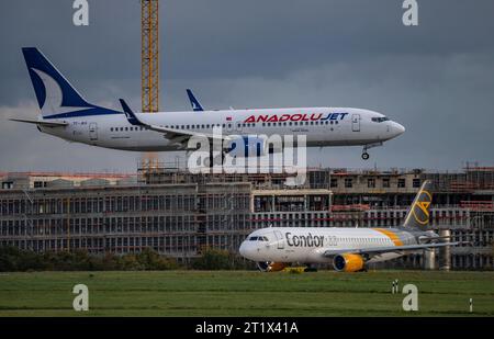 AnadoluJet Boeing 737-800, TC-JKU, BEI der Landung auf dem Flughafen Düsseldorf International, Condor Flieger wartet auf den Start, Flughafen dus *** Anadolujet Boeing 737 800, TC JKU, atterrissage à l'aéroport international de Düsseldorf, avion Condor en attente de décollage, dus crédit d'aéroport : Imago/Alamy Live News Banque D'Images