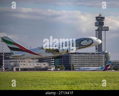 Emirates, Airbus A380-800, A6-eut, beim Start auf dem Flughafen Düsseldorf International, Tower der Flugsicherung Flughafen dus *** Emirates, Airbus A380 800, A6 eut, décollage à l'aéroport international de Düsseldorf, tour de contrôle du trafic aérien de l'aéroport dus crédit : Imago/Alamy Live News Banque D'Images