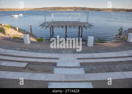 Costa Dulce de Orellana, plage intérieure unique en Espagne récompensée par le drapeau Bleu, Badajoz, Espagne. Étape sur l'eau Banque D'Images