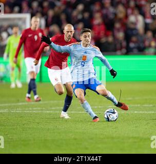 Oslo, Norvège. 12 septembre 2023. Oslo, Norvège, le 15 octobre 2023 : GAVI (9 Espagne) tire le ballon lors du match de qualification de l'UEFA EURO 2024 entre la Norvège et l'Espagne au stade Ullevaal d'Oslo, Norvège. (Ane Frosaker/SPP) crédit : SPP Sport Press photo. /Alamy Live News Banque D'Images